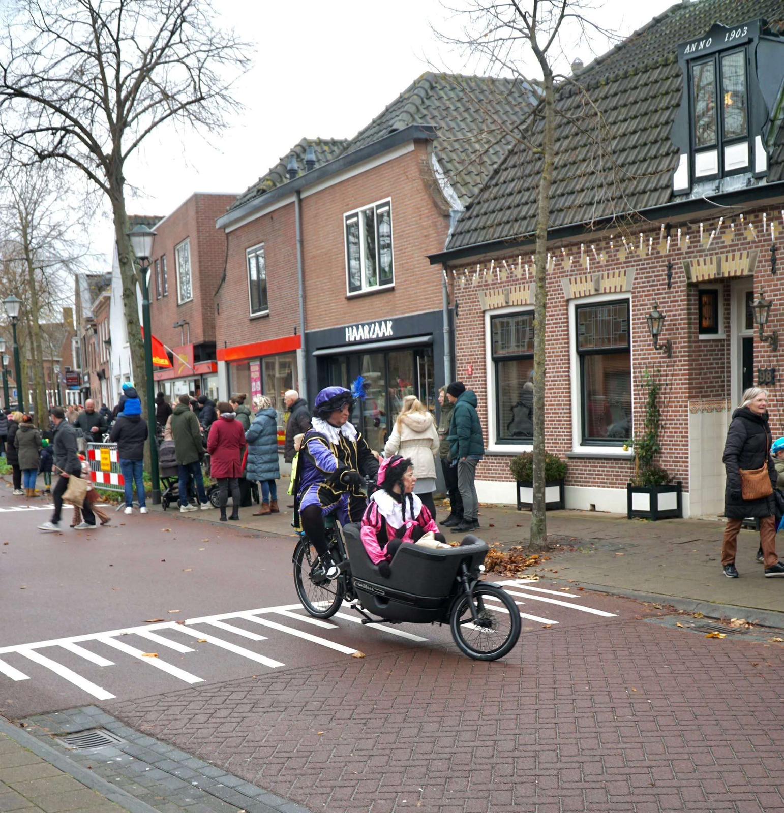Piet op de bakfiets met een Piet in de bak