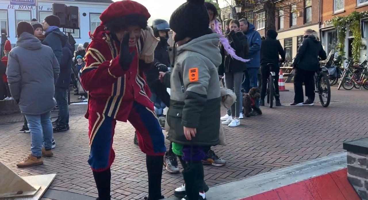 Piet maakt plezier met een kind op straat