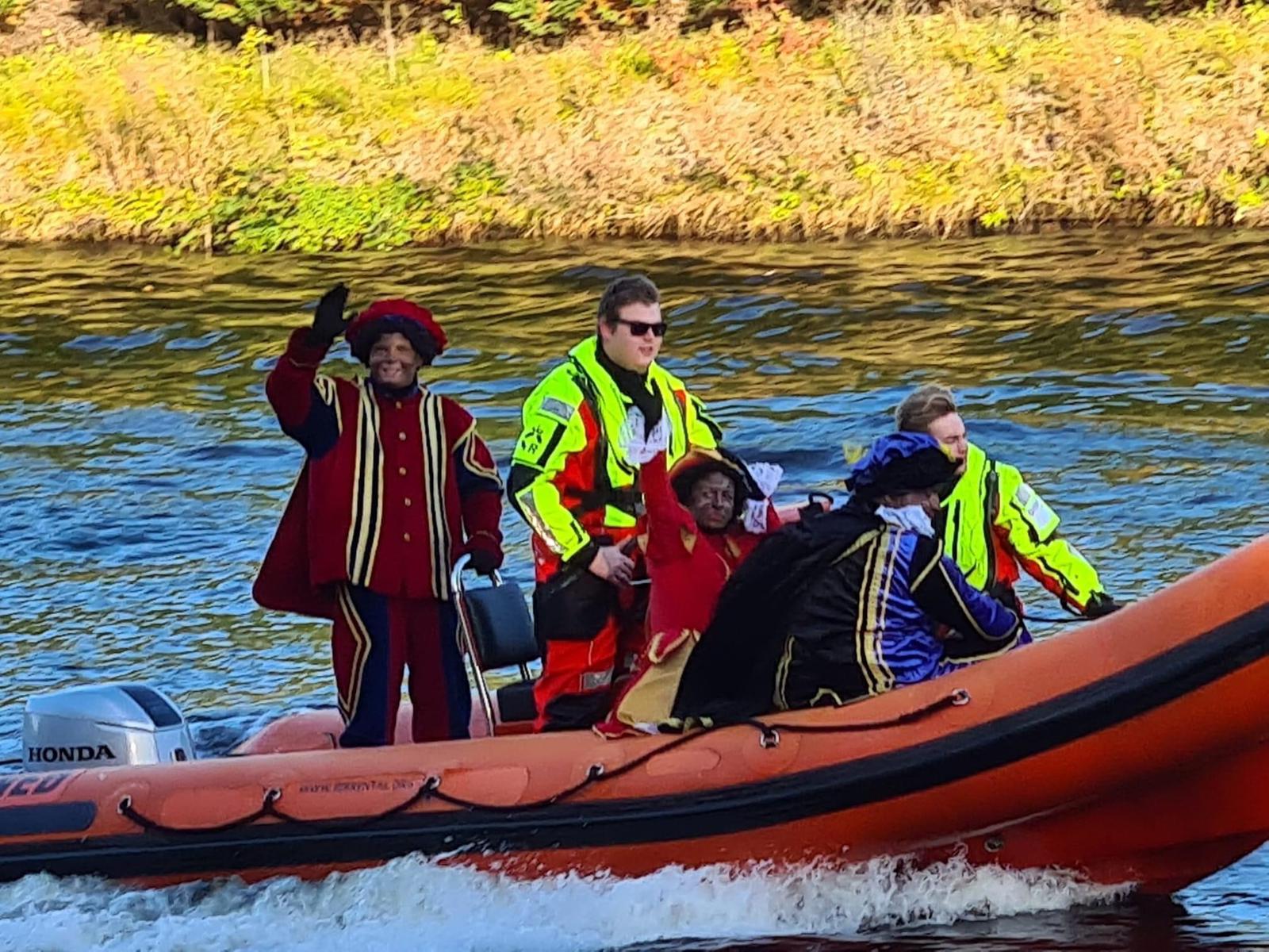 Pieten varen mee op de boot tijdens de intocht