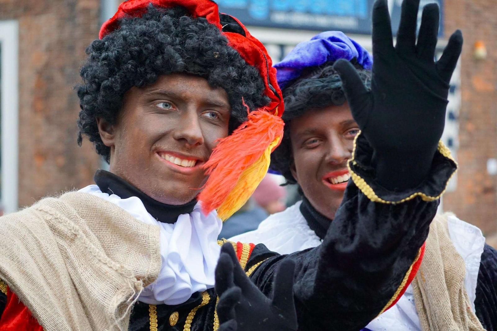Twee zwaaiende Pieten tijdens de intocht